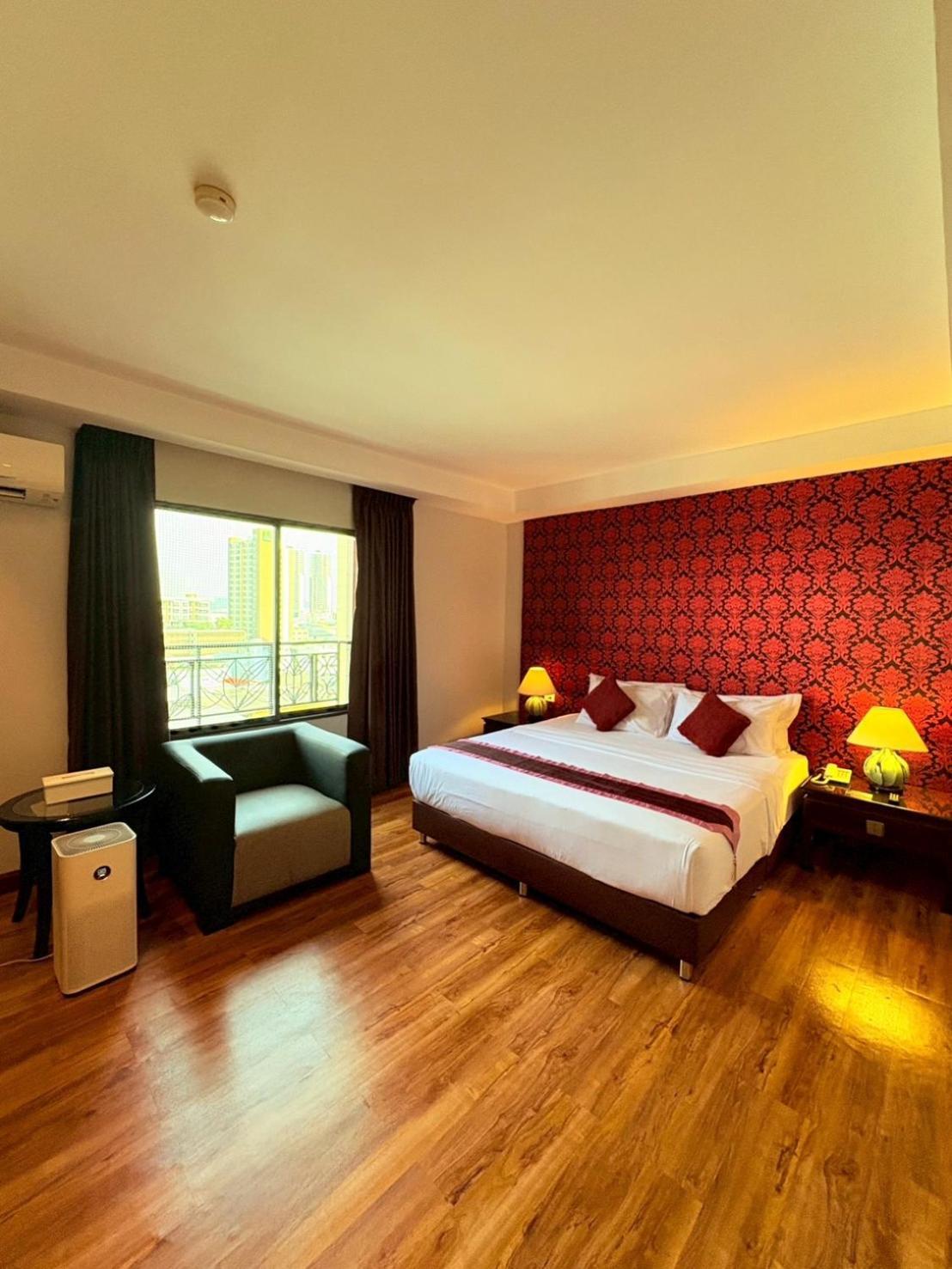 Atrium Boutique Hotel Bangkok Exterior photo