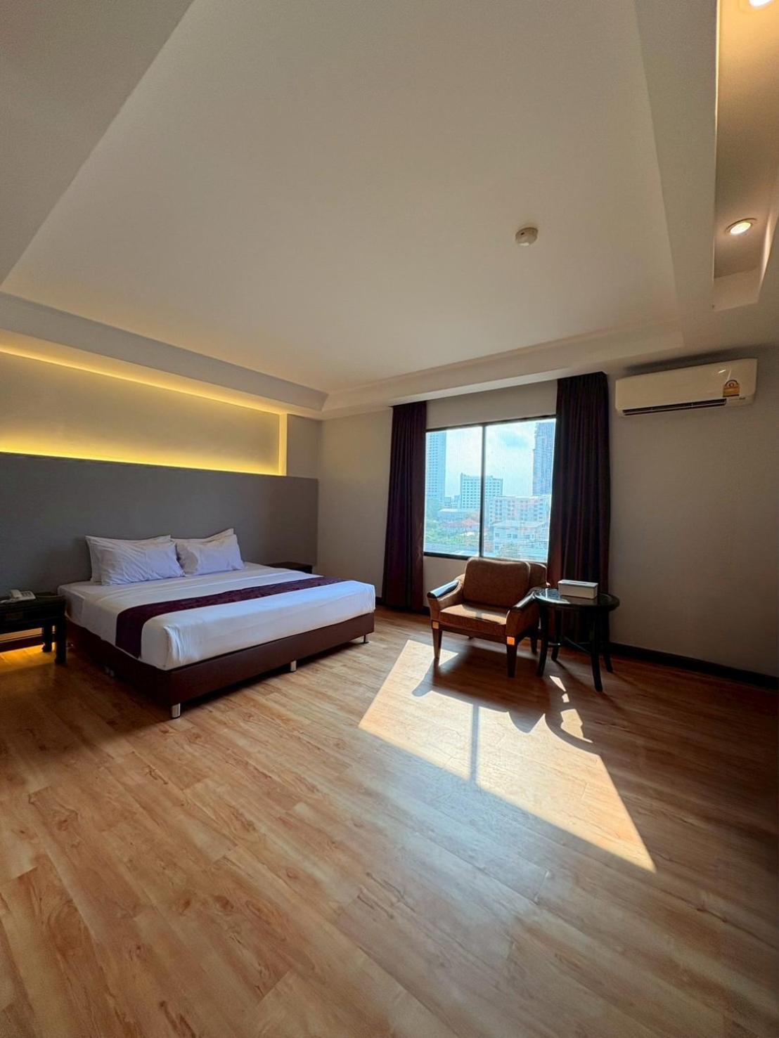 Atrium Boutique Hotel Bangkok Exterior photo